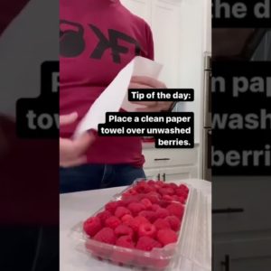 Hate wasting 💰 on moldy berries? 🌟 SAVE THIS TIP!  🌟 #shorts